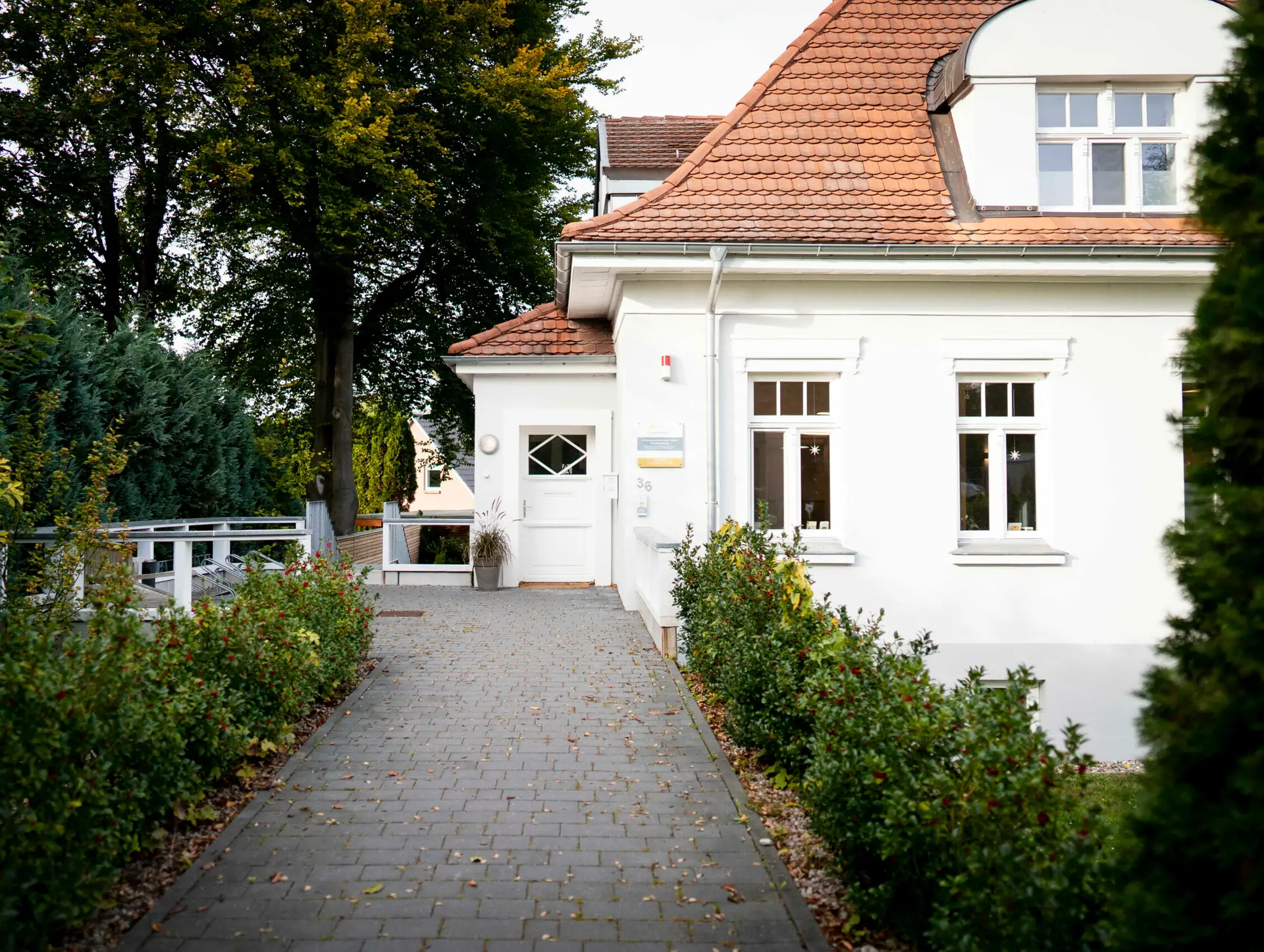 weiße Villa in Ribnitz-Damgarten, Boddenchirurgie Jesko Weden, MKG-Chirurg, Kieferchirurg, Kontakt,